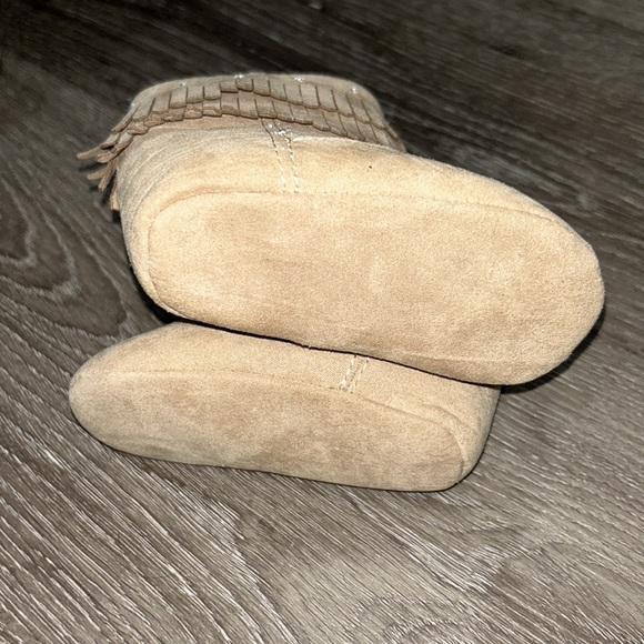 Baby fringe booties - Picture 2 of 3